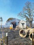 casa-nao-habitada-e-queimada-depois-de-fogo-em-vegetacao-se-espalhar-em-saquarema