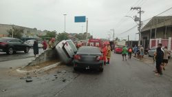 carros-se-envolvem-em-batida-durante-manobra-na-ponte-deputado-wilson-mendes,-em-sao-pedro-da-aldeia