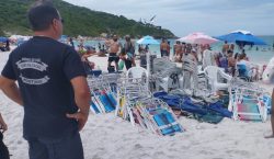 video:-guarda-sois-usados-em-esquema-de-cobranca-abusiva-de-barraca-de-praia-sao-descobertos-enterrados-na-areia-do-pontal-do-atalaia,-em-arraial-do-cabo