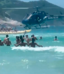 fuzil-cai-de-helicoptero-da-pm-no-mar-e-banhista-devolve-arma-em-cabo-frio;-video